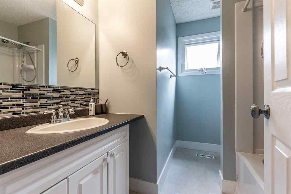 MLS® A2256346 - 92 Smithson Street SE in SE Southridge Medicine Hat, Residential