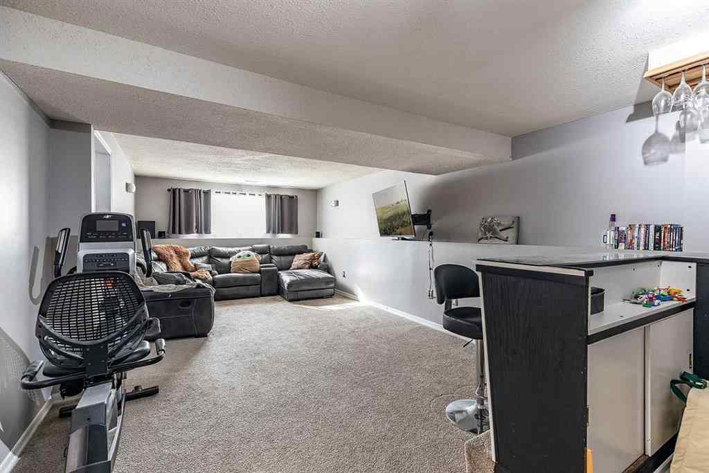 MLS® A2256346 - 92 Smithson Street SE in SE Southridge Medicine Hat, Residential