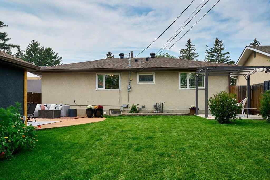 MLS® A2256357 - 2204 Vista Crescent NE in Vista Heights Calgary, Residential