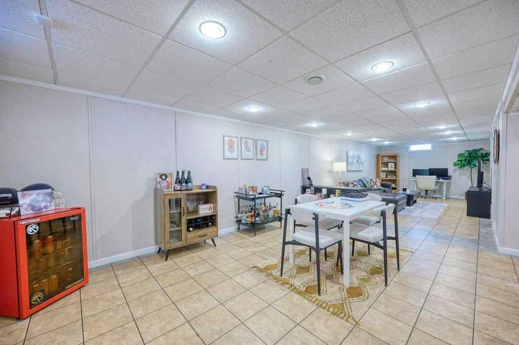 MLS® A2256357 - 2204 Vista Crescent NE in Vista Heights Calgary, Residential