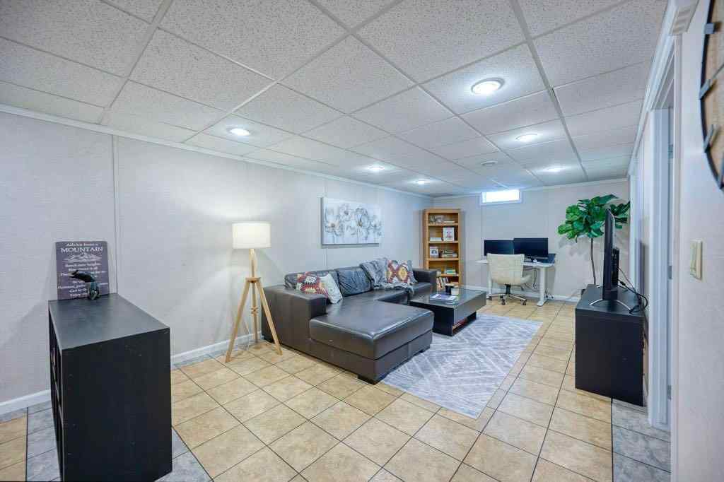 MLS® A2256357 - 2204 Vista Crescent NE in Vista Heights Calgary, Residential