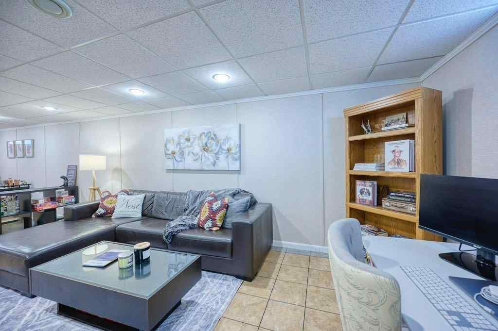 MLS® A2256357 - 2204 Vista Crescent NE in Vista Heights Calgary, Residential