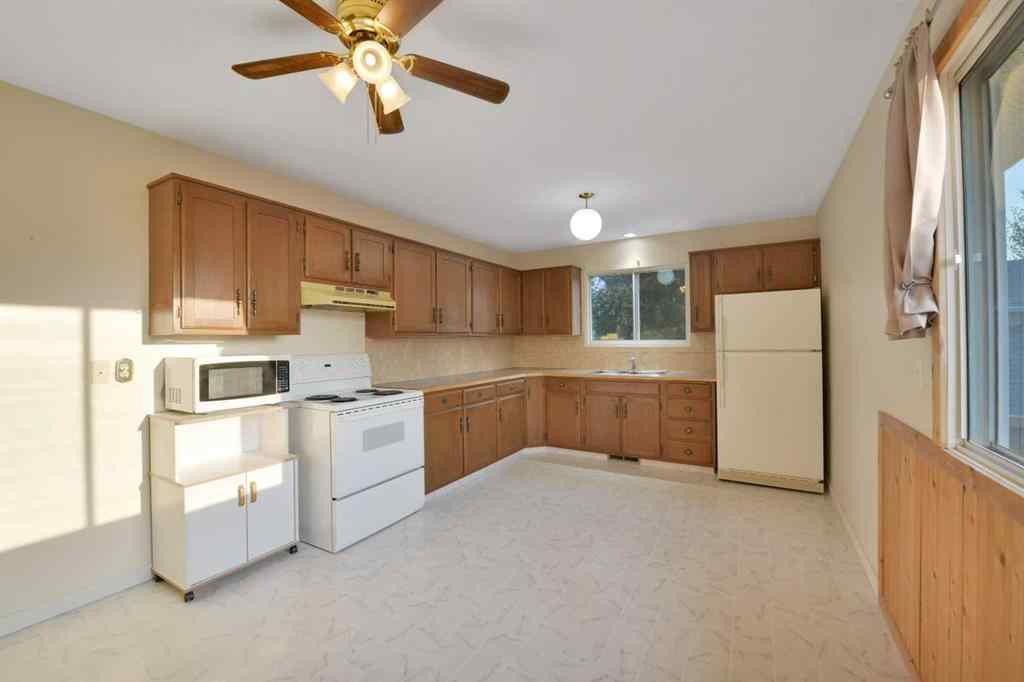 MLS® A2256373 - 3727 50 Avenue  in Southeast Innisfail Innisfail, Residential
