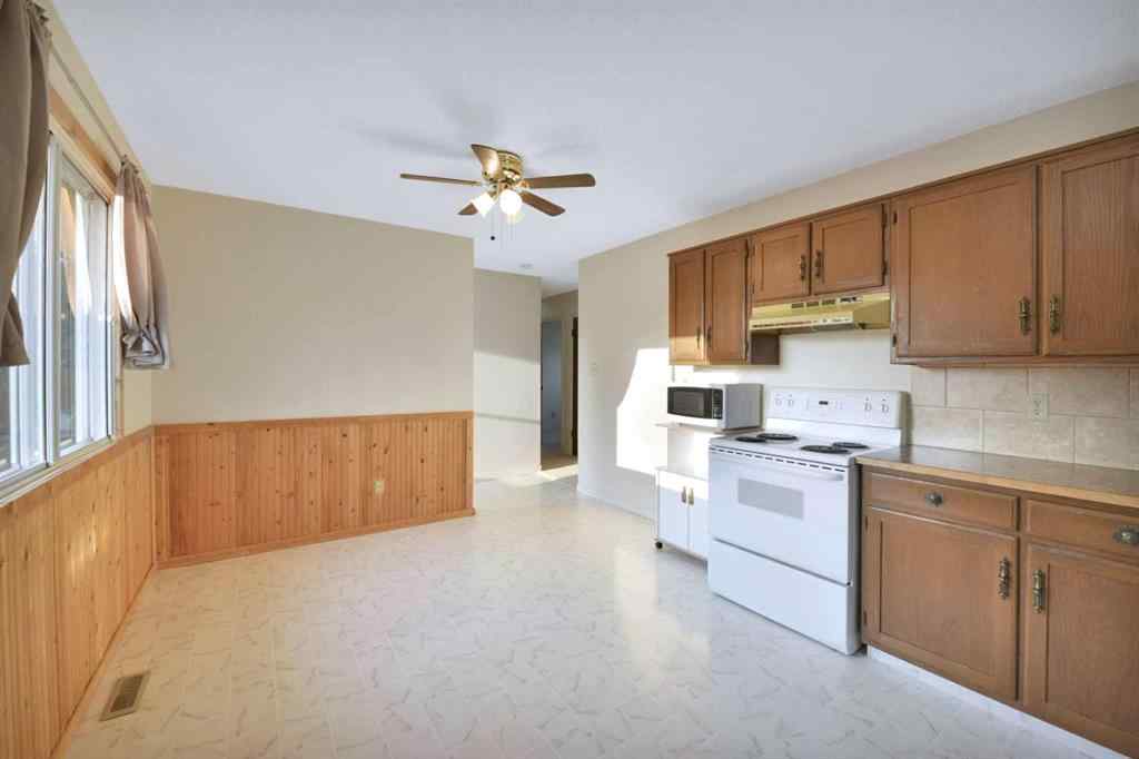 MLS® A2256373 - 3727 50 Avenue  in Southeast Innisfail Innisfail, Residential