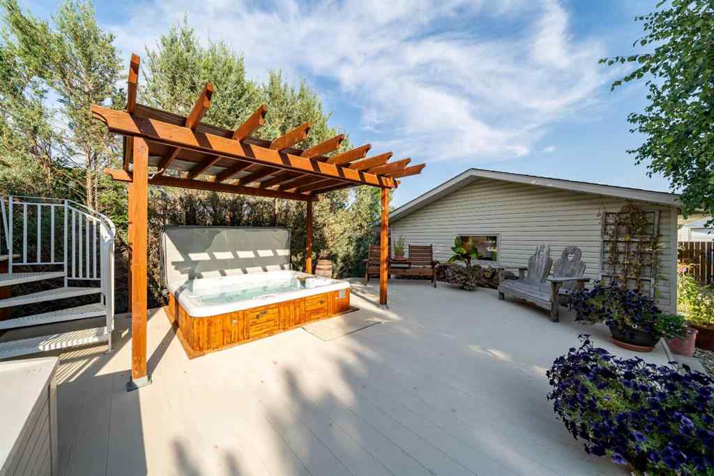 MLS® A2256379 - 72 Rossmere Way SE in Ross Glen Medicine Hat, Residential