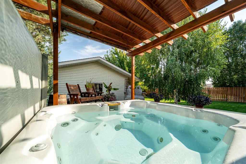 MLS® A2256379 - 72 Rossmere Way SE in Ross Glen Medicine Hat, Residential