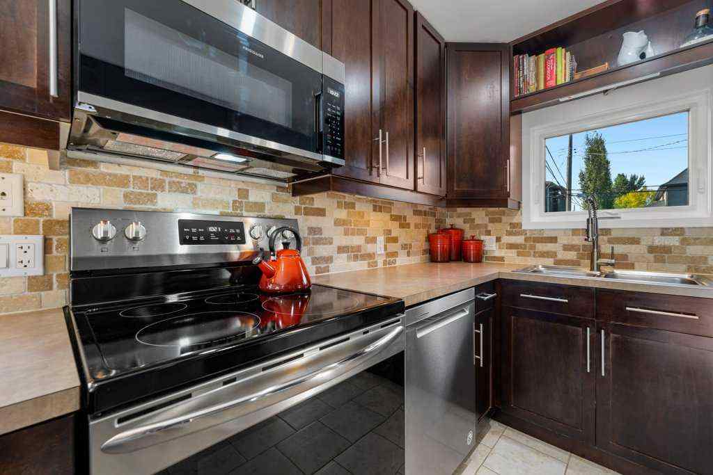 MLS® A2256414 - 1131 15 Avenue NE in Renfrew Calgary, Residential
