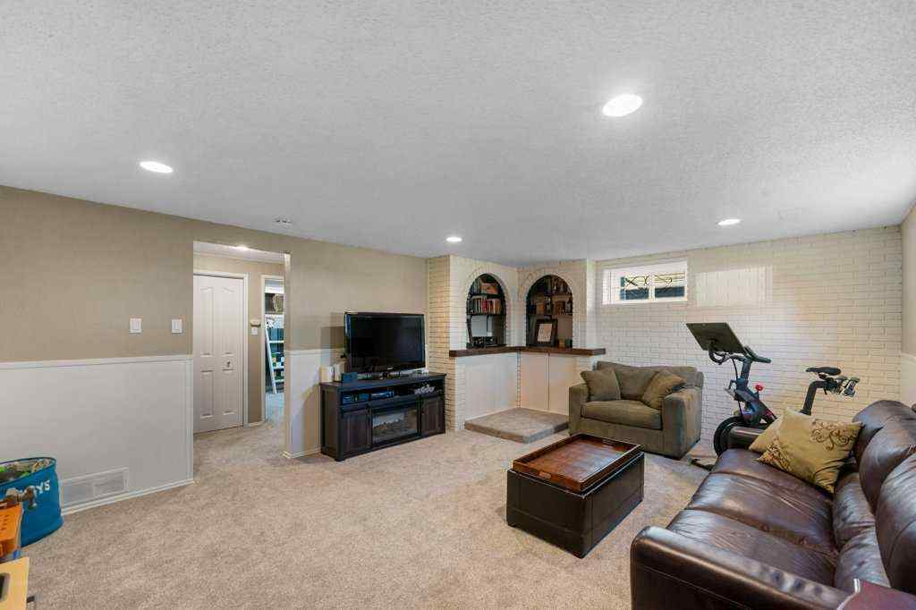 MLS® A2256414 - 1131 15 Avenue NE in Renfrew Calgary, Residential