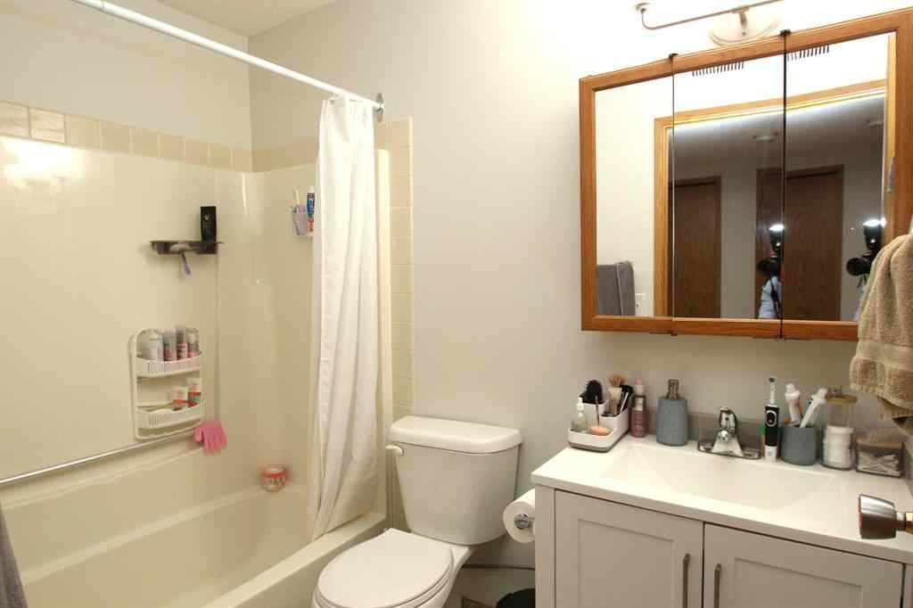 MLS® A2256418 - 3809-3813 50 Street  in Eastview Red Deer, Commercial