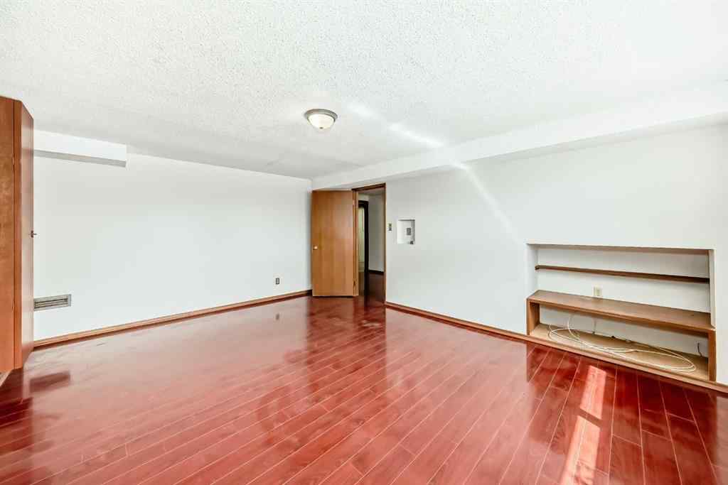 MLS® A2256460 - 5248 Barron Drive NW in Brentwood Calgary, Residential