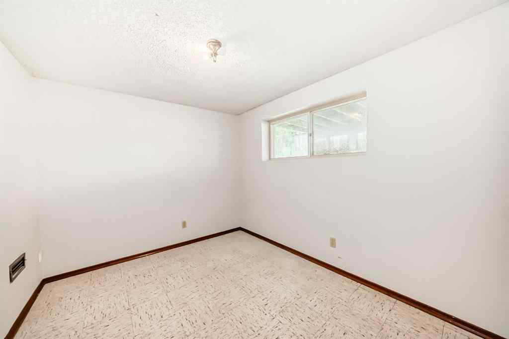 MLS® A2256460 - 5248 Barron Drive NW in Brentwood Calgary, Residential
