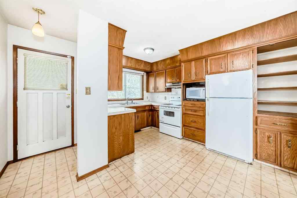 MLS® A2256460 - 5248 Barron Drive NW in Brentwood Calgary, Residential