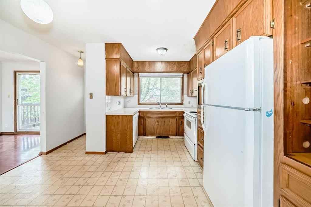 MLS® A2256460 - 5248 Barron Drive NW in Brentwood Calgary, Residential