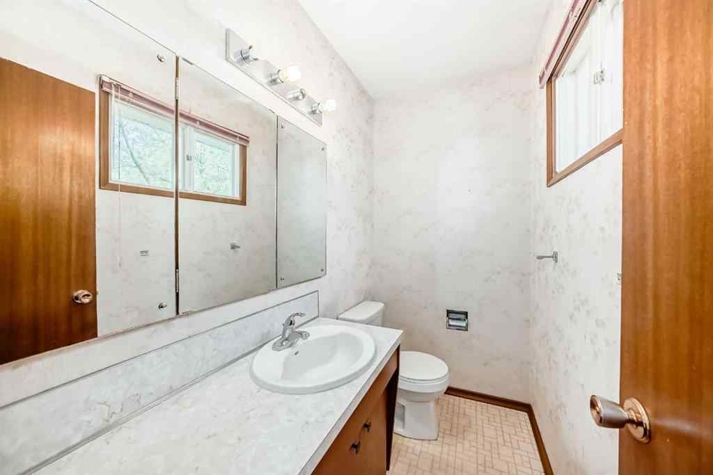 MLS® A2256460 - 5248 Barron Drive NW in Brentwood Calgary, Residential