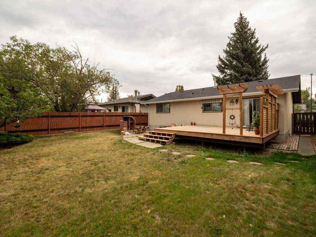 MLS® A2256464 - 82 Pensacola Court W in Varsity Village Lethbridge, Residential