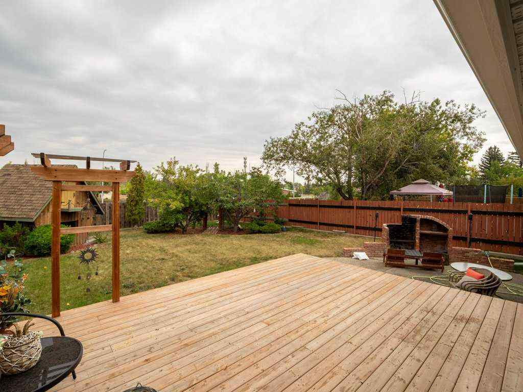 MLS® A2256464 - 82 Pensacola Court W in Varsity Village Lethbridge, Residential
