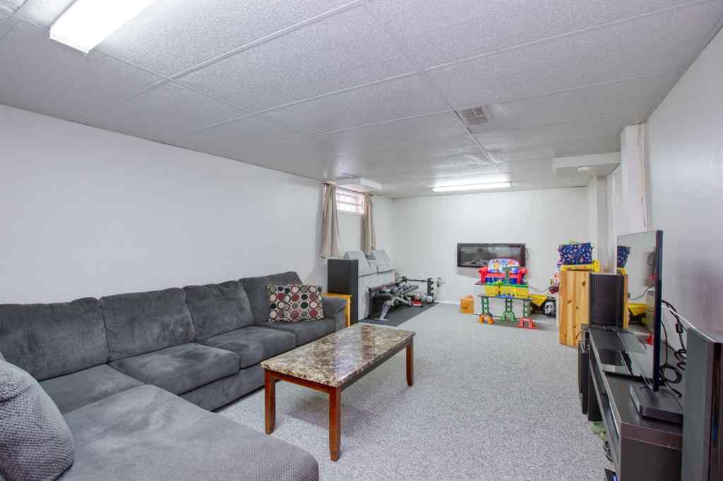 MLS® A2256507 - 40 Strathearn Crescent SW in Strathcona Park Calgary, Residential