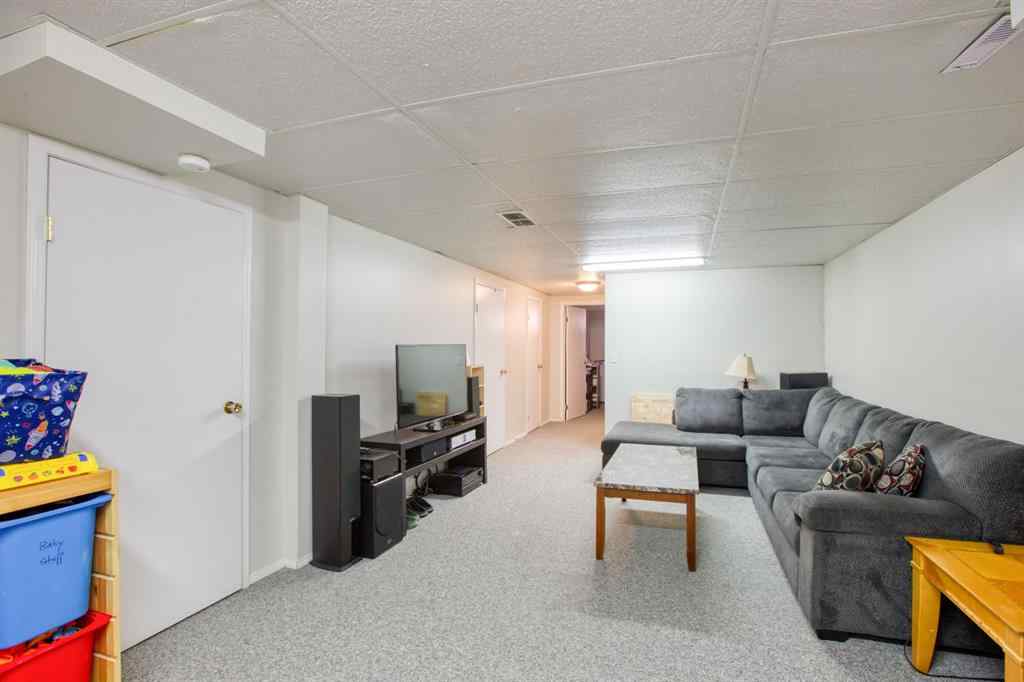 MLS® A2256507 - 40 Strathearn Crescent SW in Strathcona Park Calgary, Residential