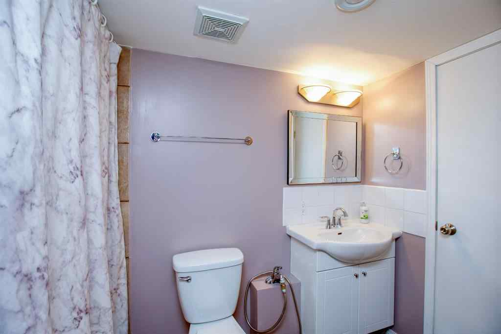 MLS® A2256507 - 40 Strathearn Crescent SW in Strathcona Park Calgary, Residential