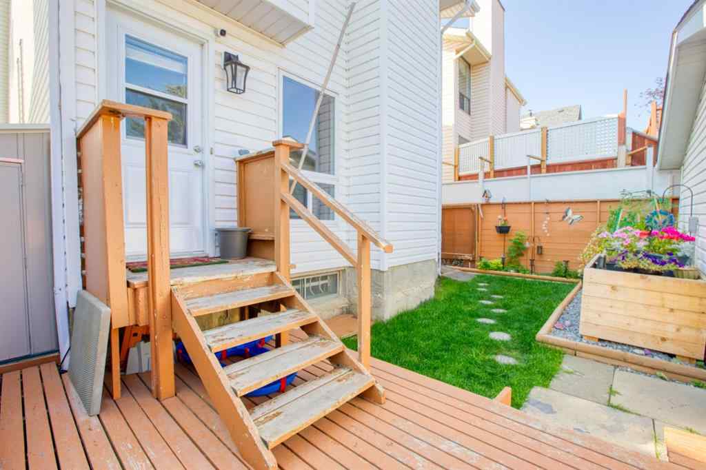 MLS® A2256507 - 40 Strathearn Crescent SW in Strathcona Park Calgary, Residential