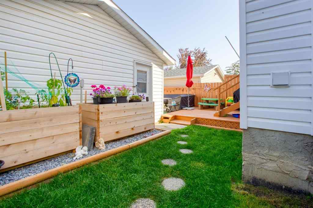 MLS® A2256507 - 40 Strathearn Crescent SW in Strathcona Park Calgary, Residential