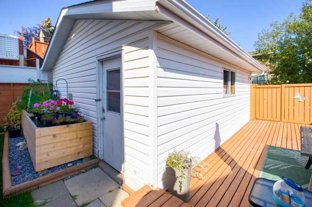 MLS® A2256507 - 40 Strathearn Crescent SW in Strathcona Park Calgary, Residential