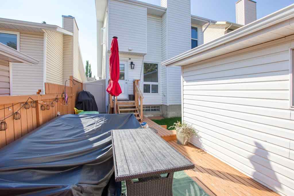 MLS® A2256507 - 40 Strathearn Crescent SW in Strathcona Park Calgary, Residential