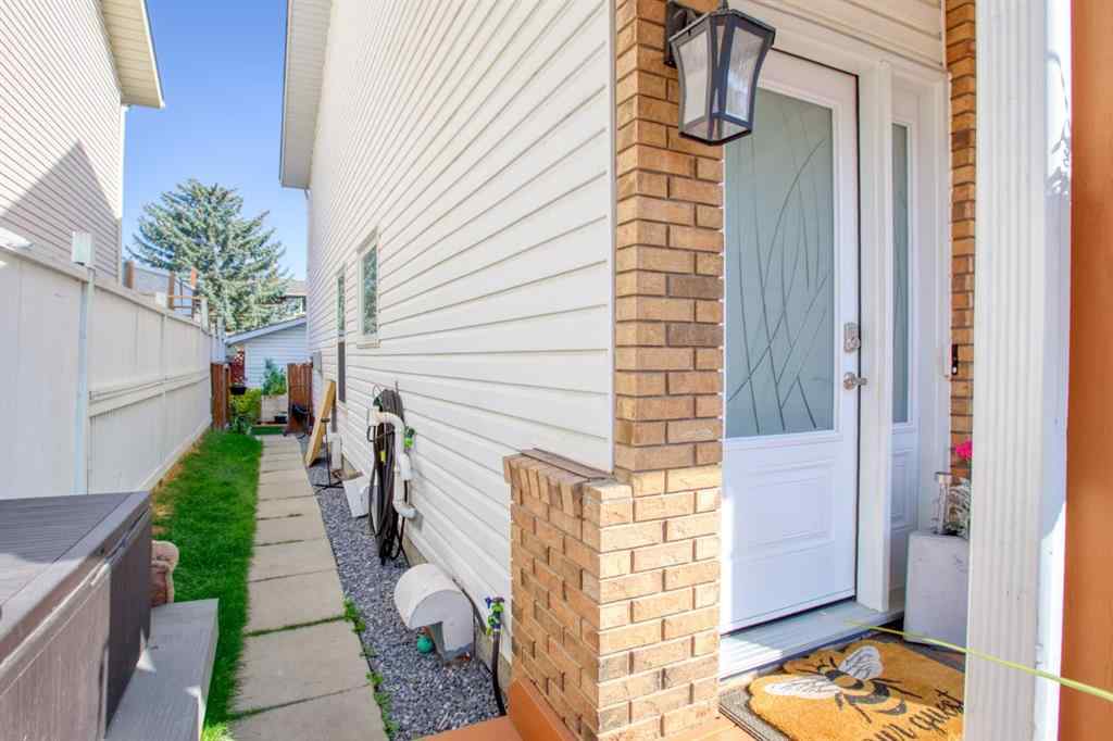 MLS® A2256507 - 40 Strathearn Crescent SW in Strathcona Park Calgary, Residential