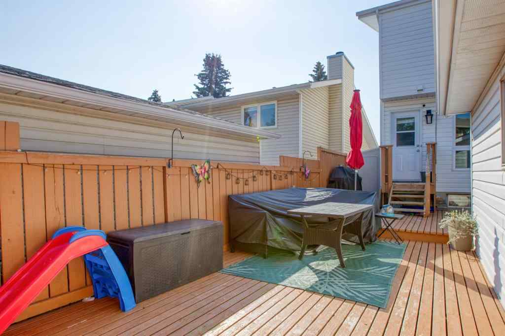 MLS® A2256507 - 40 Strathearn Crescent SW in Strathcona Park Calgary, Residential