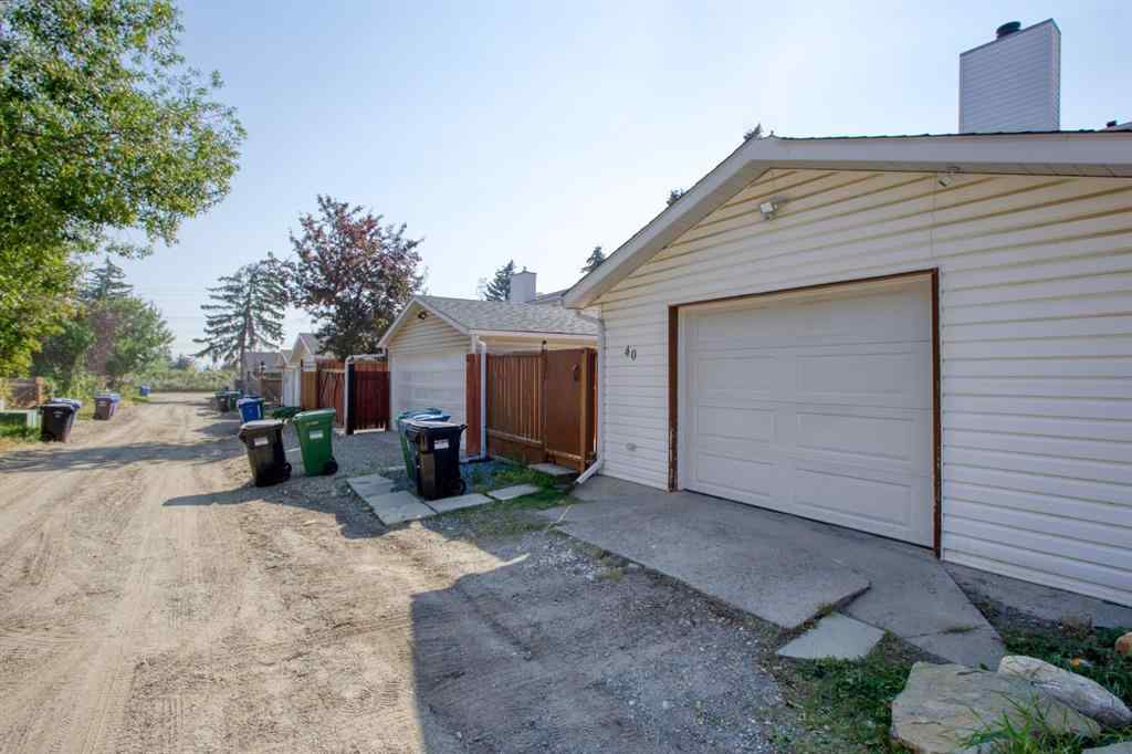 MLS® A2256507 - 40 Strathearn Crescent SW in Strathcona Park Calgary, Residential