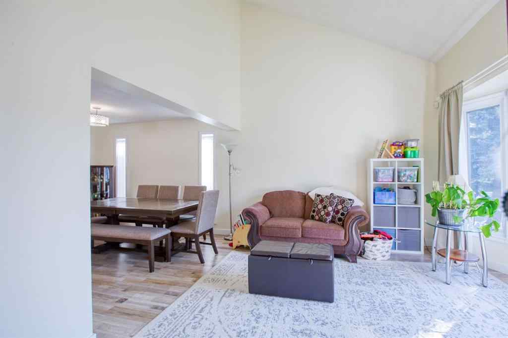 MLS® A2256507 - 40 Strathearn Crescent SW in Strathcona Park Calgary, Residential