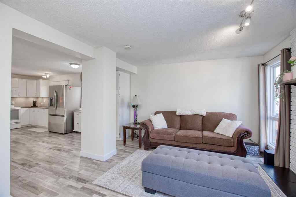 MLS® A2256507 - 40 Strathearn Crescent SW in Strathcona Park Calgary, Residential