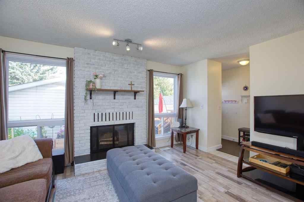 MLS® A2256507 - 40 Strathearn Crescent SW in Strathcona Park Calgary, Residential