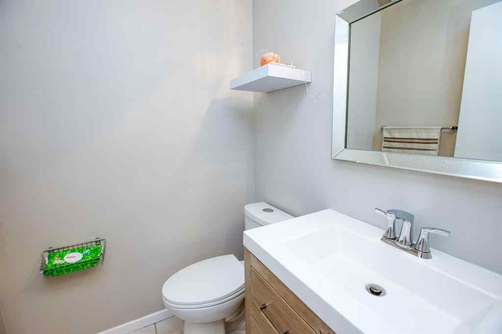 MLS® A2256507 - 40 Strathearn Crescent SW in Strathcona Park Calgary, Residential