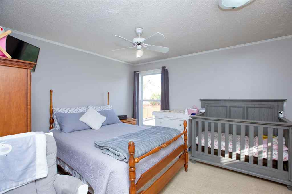 MLS® A2256507 - 40 Strathearn Crescent SW in Strathcona Park Calgary, Residential
