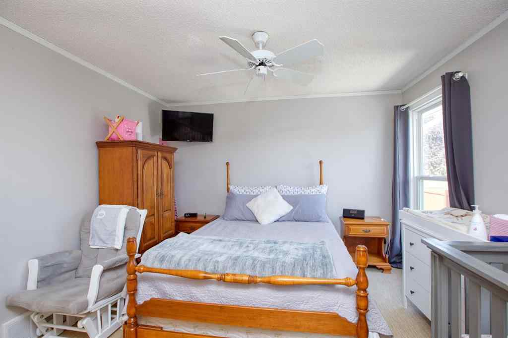 MLS® A2256507 - 40 Strathearn Crescent SW in Strathcona Park Calgary, Residential