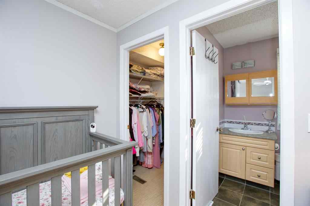 MLS® A2256507 - 40 Strathearn Crescent SW in Strathcona Park Calgary, Residential