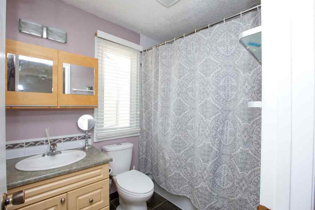 MLS® A2256507 - 40 Strathearn Crescent SW in Strathcona Park Calgary, Residential