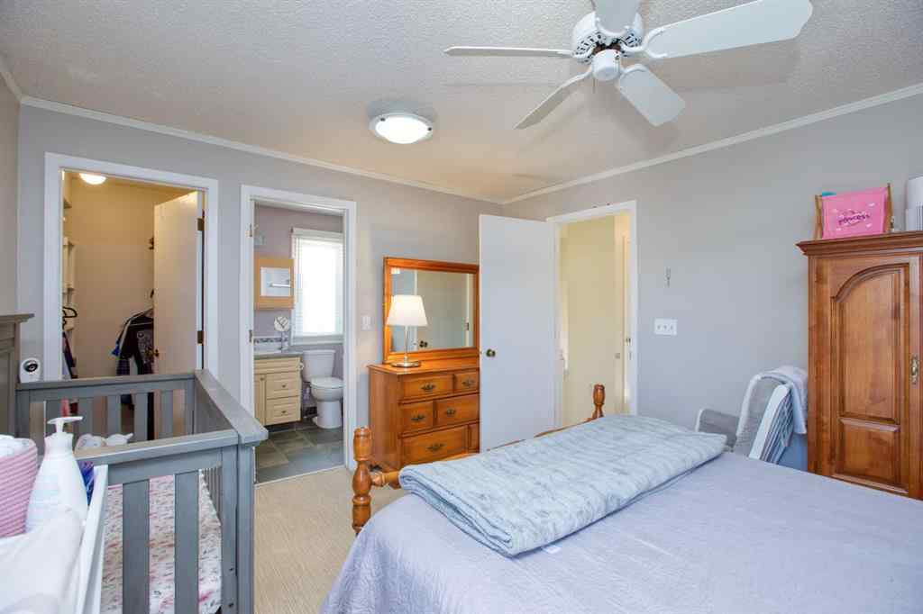 MLS® A2256507 - 40 Strathearn Crescent SW in Strathcona Park Calgary, Residential