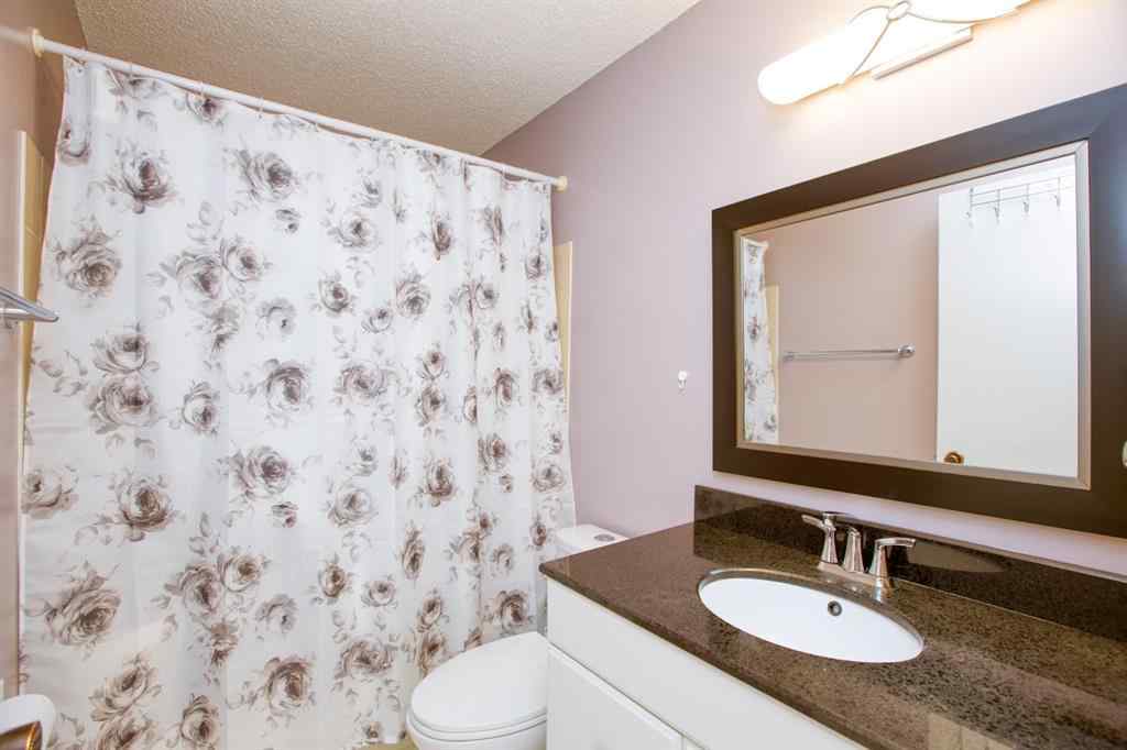 MLS® A2256507 - 40 Strathearn Crescent SW in Strathcona Park Calgary, Residential