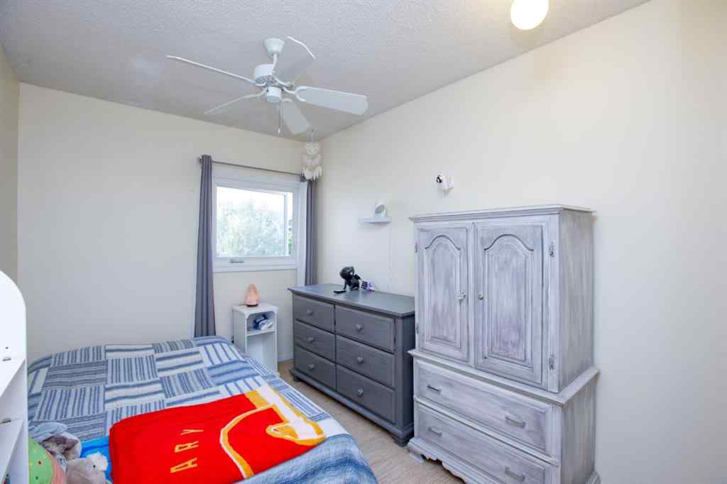 MLS® A2256507 - 40 Strathearn Crescent SW in Strathcona Park Calgary, Residential
