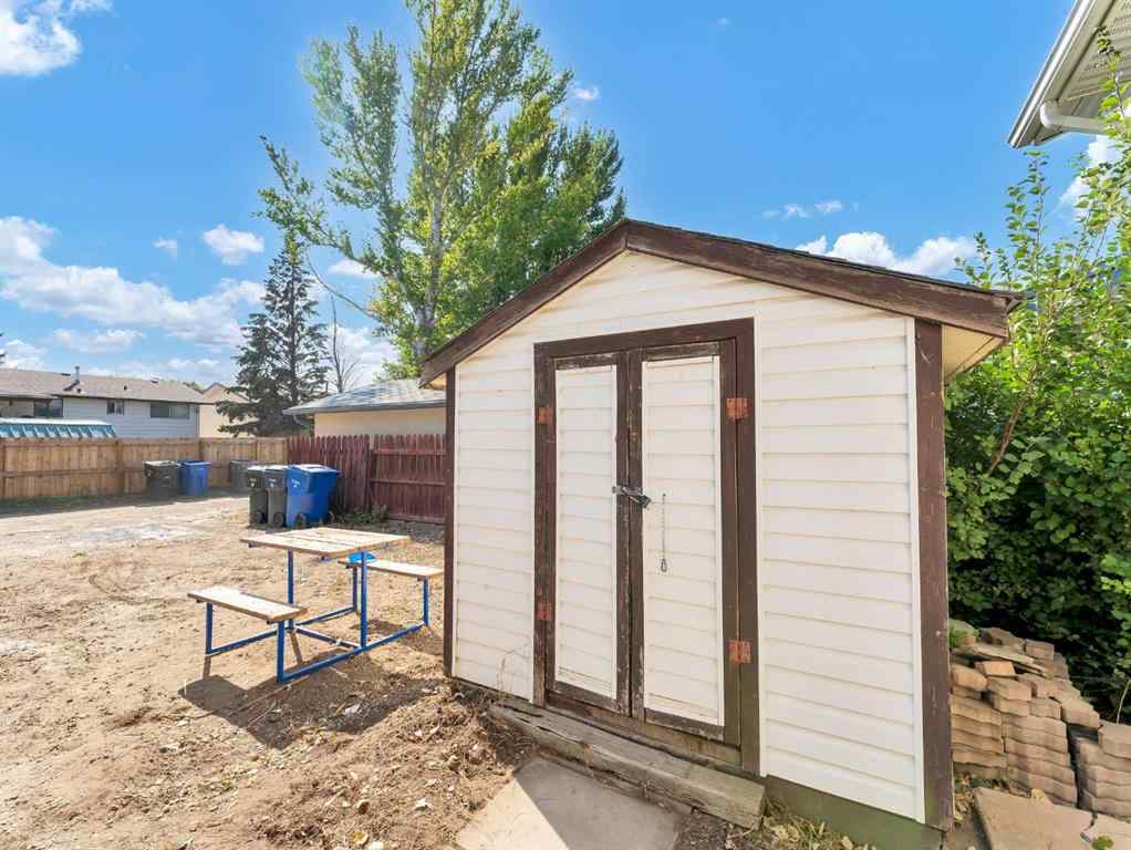 MLS® A2256549 - 27 East Glen Street SE in Ross Glen Medicine Hat, Residential