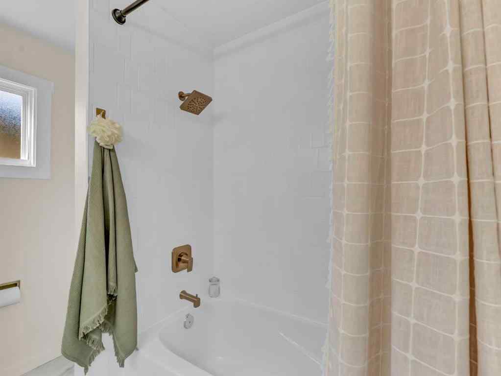 MLS® A2256549 - 27 East Glen Street SE in Ross Glen Medicine Hat, Residential