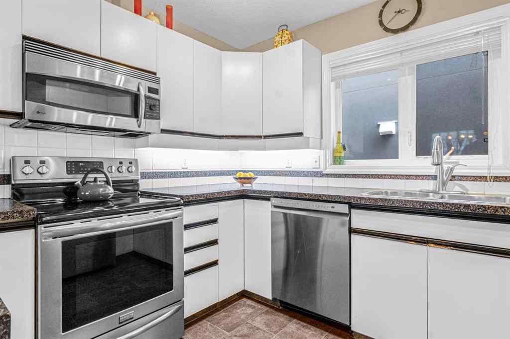 MLS® A2256636 - 924 19 Avenue NW in Mount Pleasant Calgary, Residential