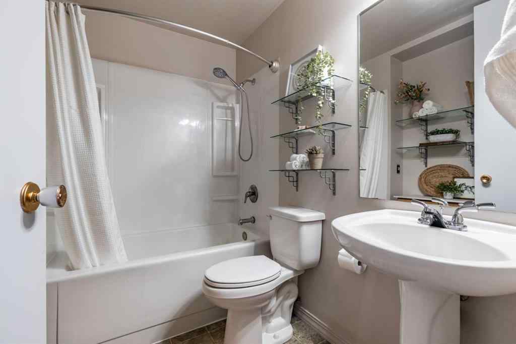 MLS® A2256666 - 978 20 Street NE in Northeast Crescent Heights Medicine Hat, Residential