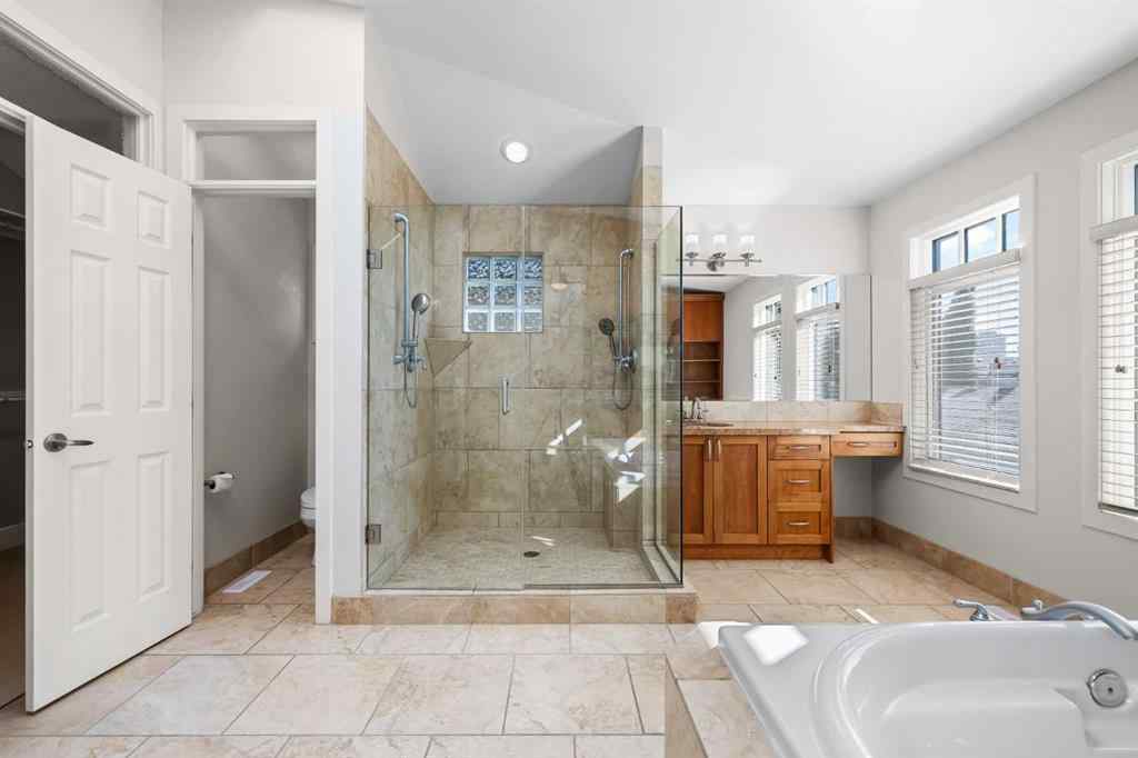 MLS® A2256675 - 2035 Bowness Road NW in West Hillhurst Calgary, Residential