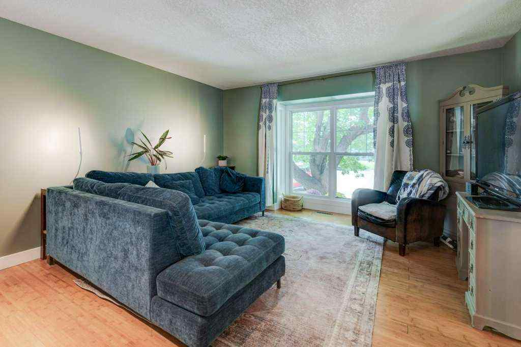 MLS® A2256693 - 39 Shawglen Place SW in Shawnessy Calgary, Residential