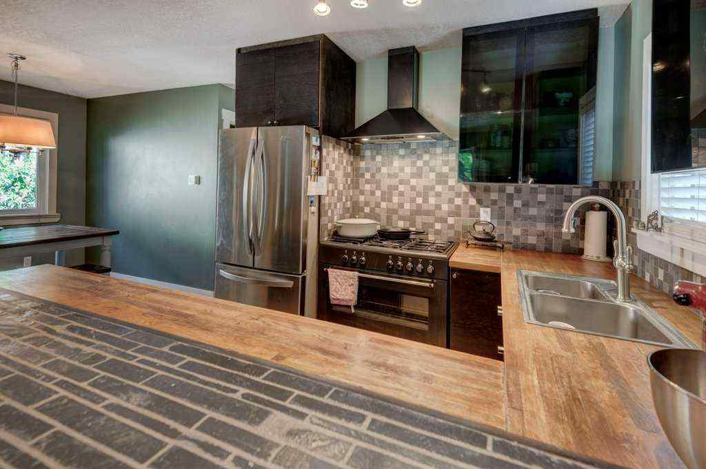 MLS® A2256693 - 39 Shawglen Place SW in Shawnessy Calgary, Residential