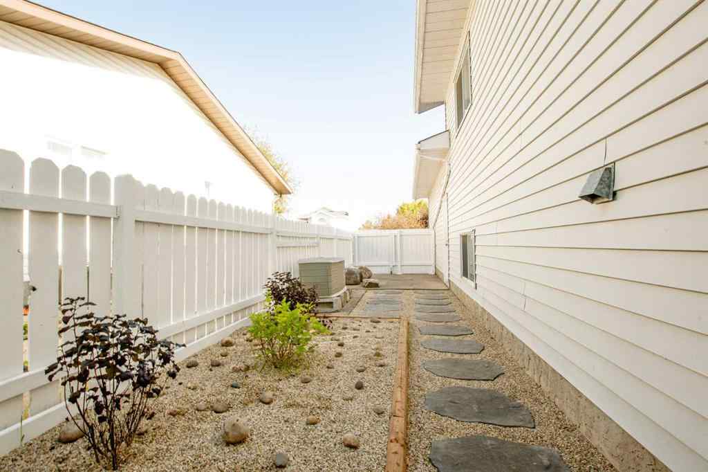 MLS® A2256786 - 9505 63 Avenue  in Country Club Estates Grande Prairie, Residential