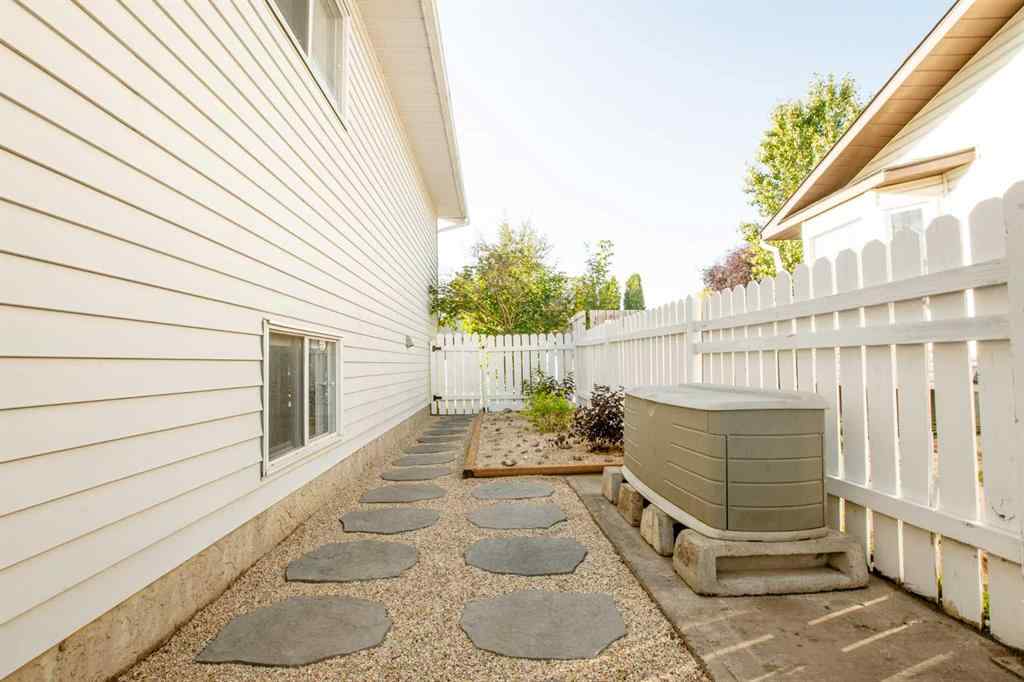 MLS® A2256786 - 9505 63 Avenue  in Country Club Estates Grande Prairie, Residential